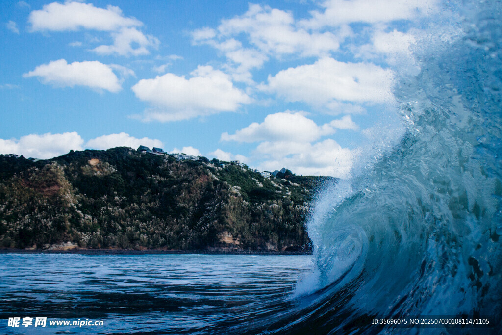 海上巨浪翻涌的壮美景观