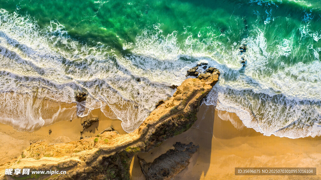 海边漫步的人及美丽海景