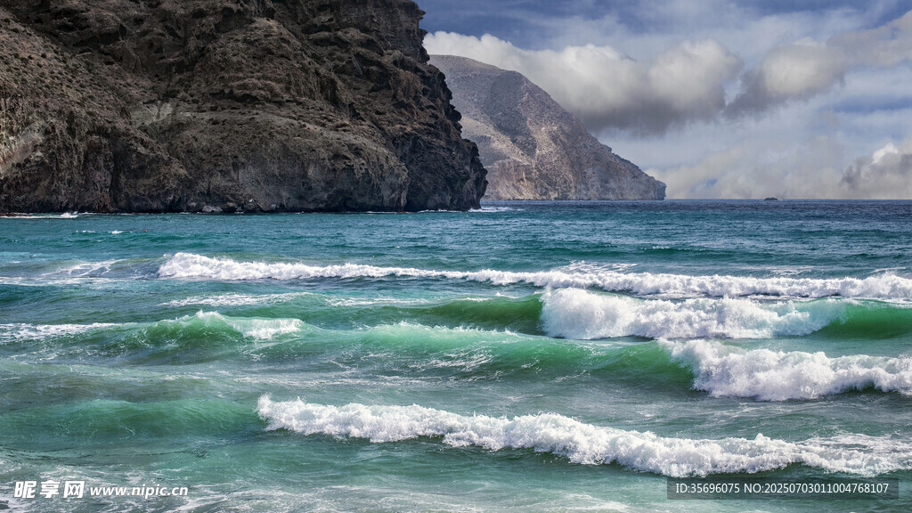海边壮阔海浪与嶙峋岩石