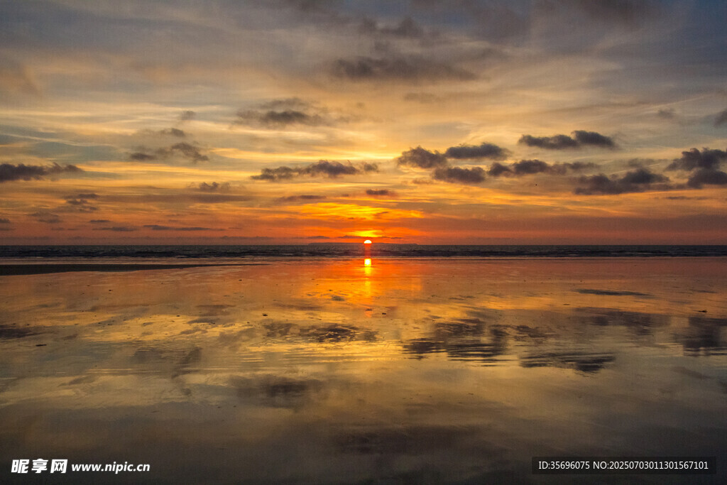 海边绝美日落倒影景观