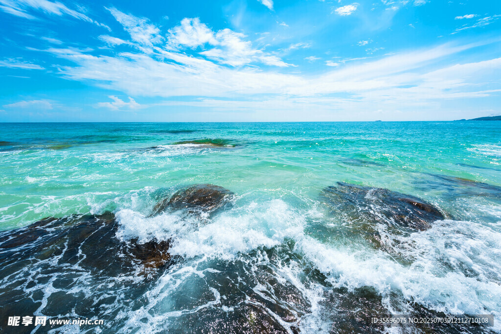 海浪拍打礁石的美丽海景