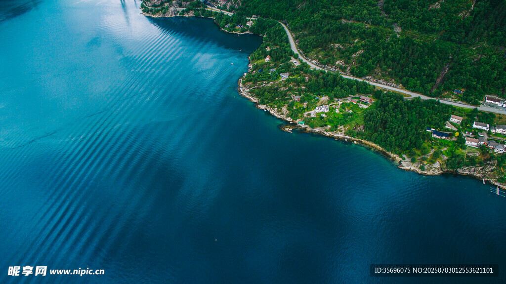 俯瞰蓝色水域与岸边景致