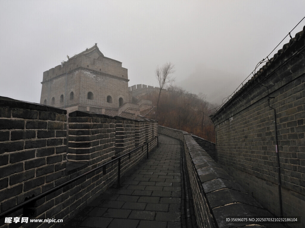 雾中长城蜿蜒景象