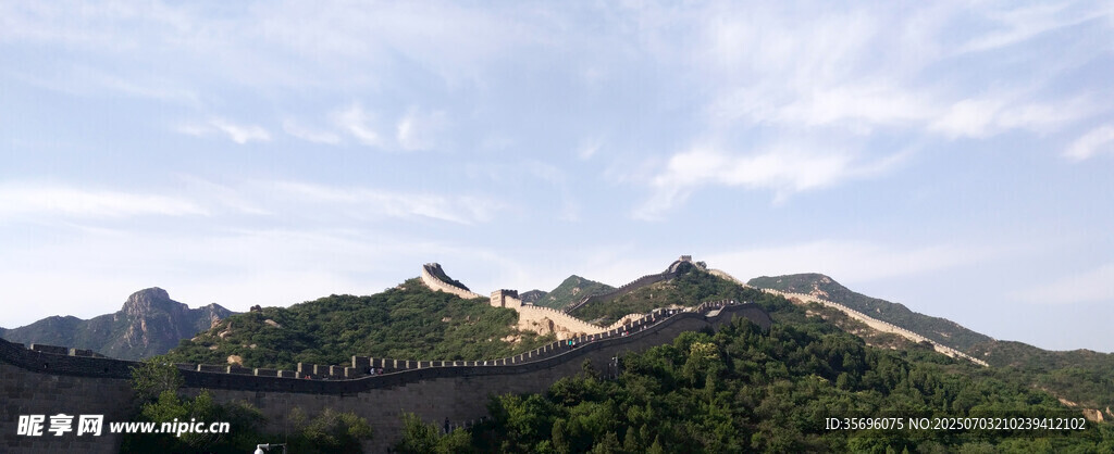 壮丽长城蜿蜒于山峦之间