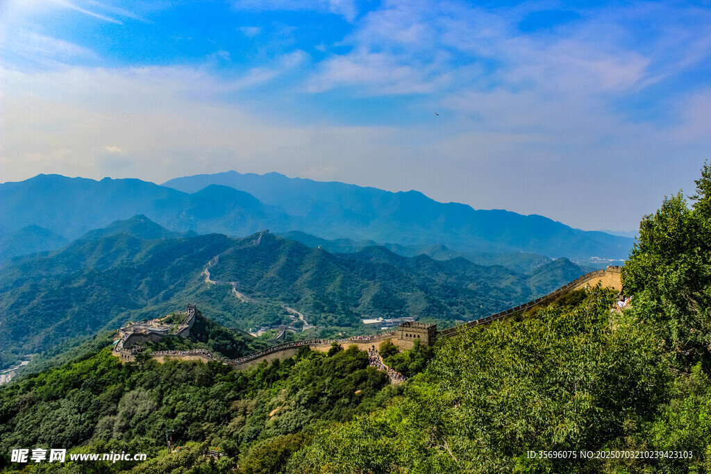 俯瞰壮丽长城与青山
