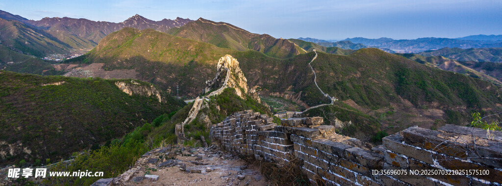 壮丽山景与蜿蜒长城