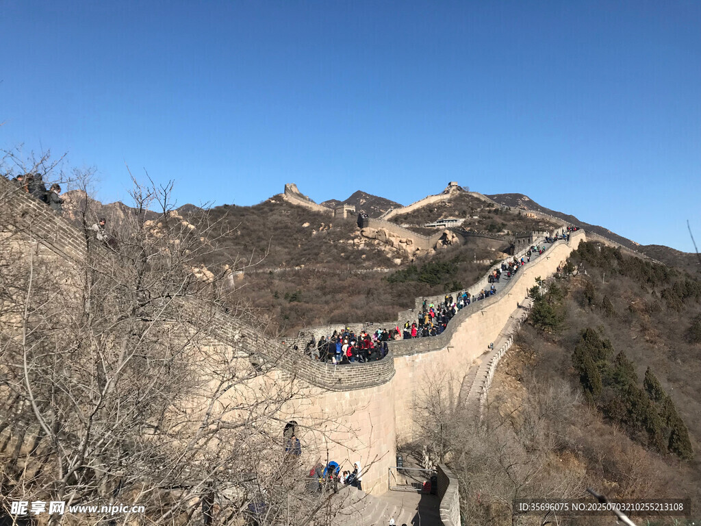 八达岭长城上的游客景象