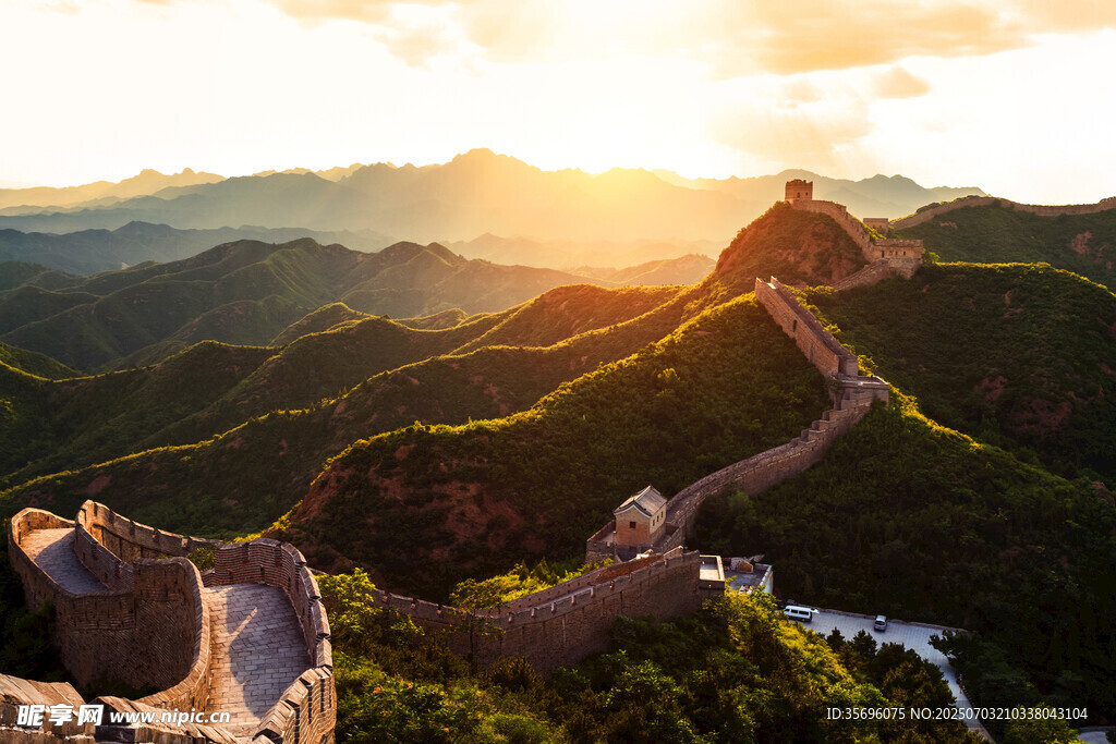 夕阳下的壮美长城景观