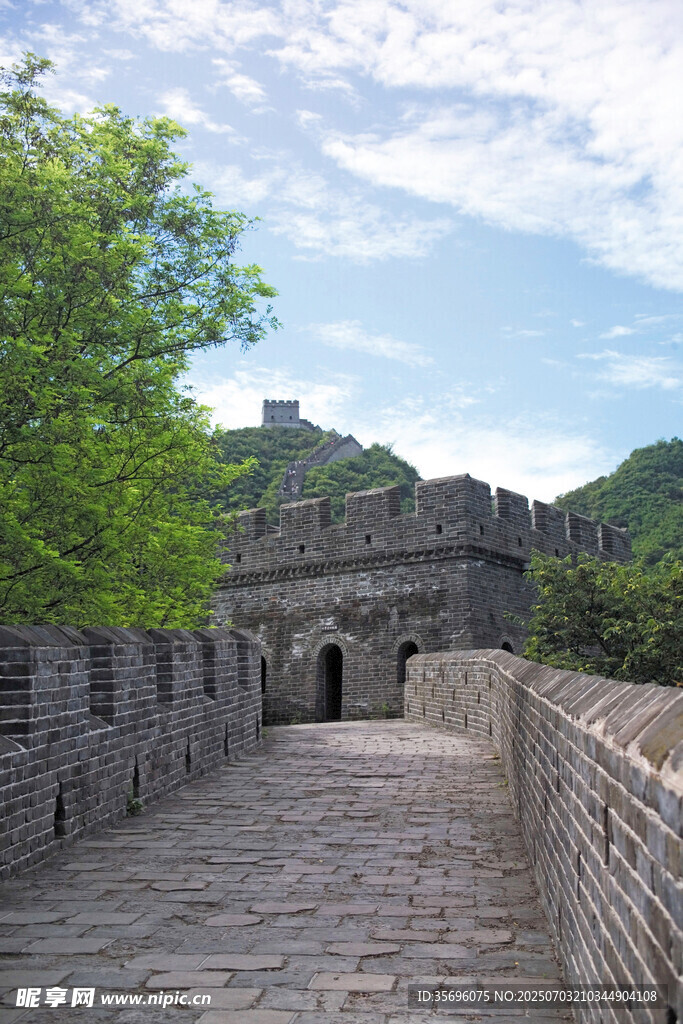 古老长城的砖石步道