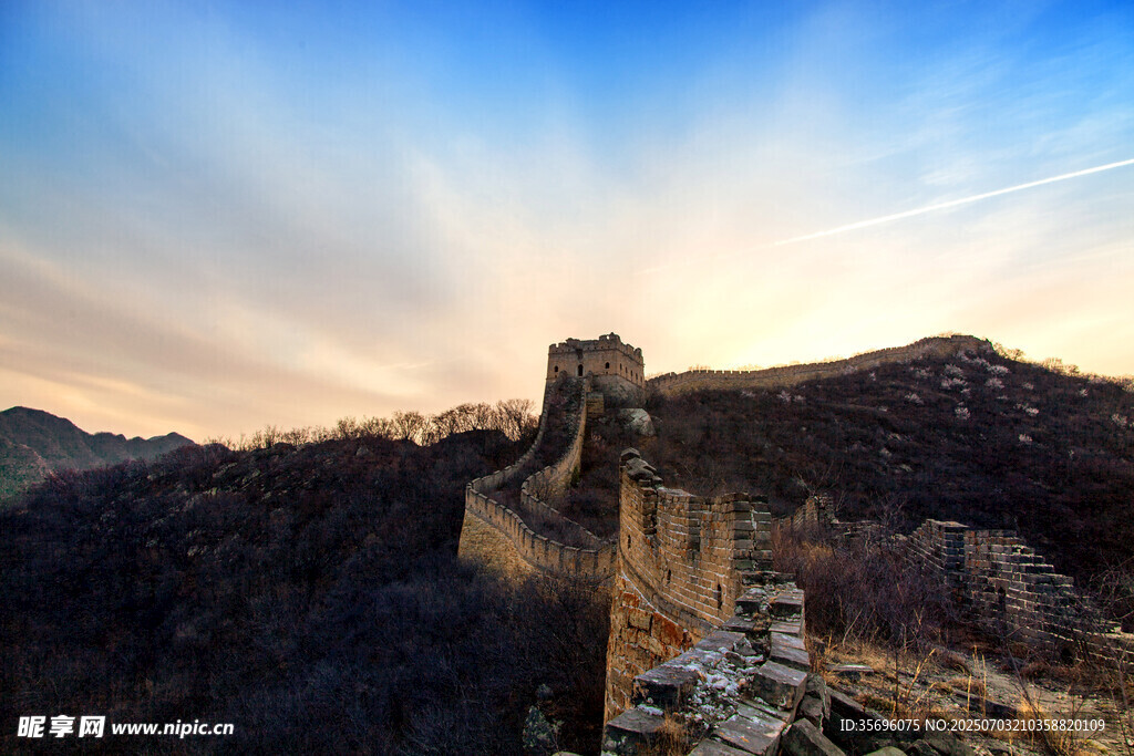 壮丽长城在夕阳下的美景