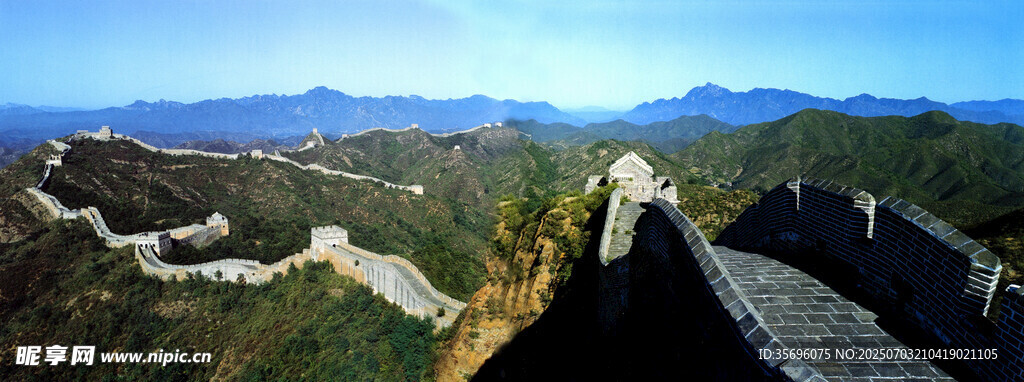 壮丽长城蜿蜒于山峦之间
