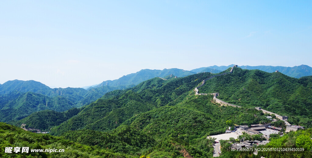 青山环抱中的山间村落