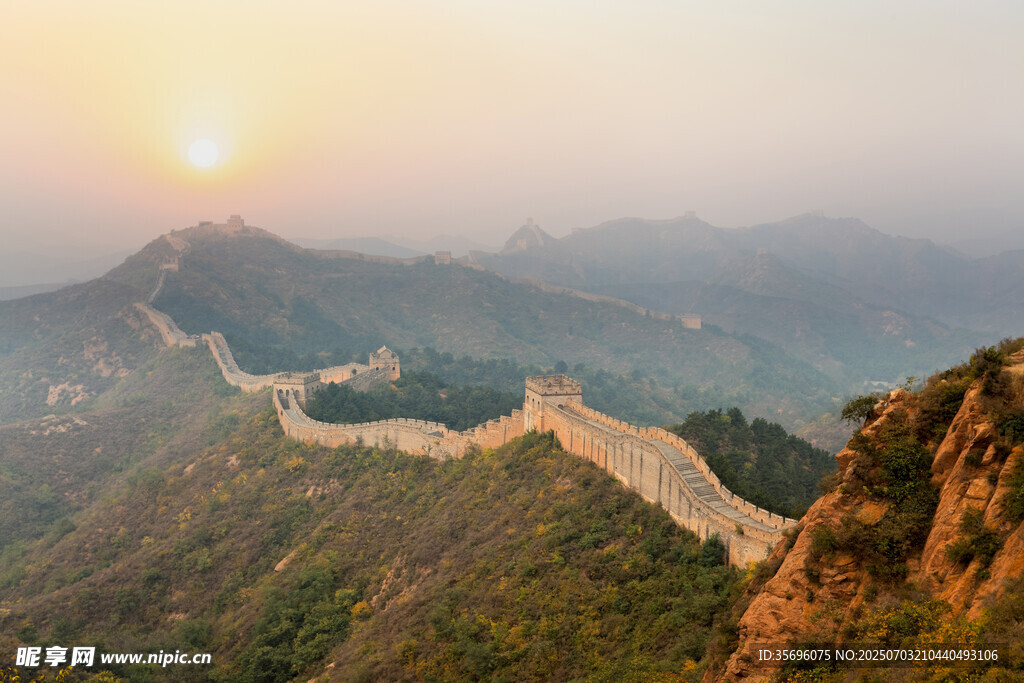 夕阳下的壮丽长城景观