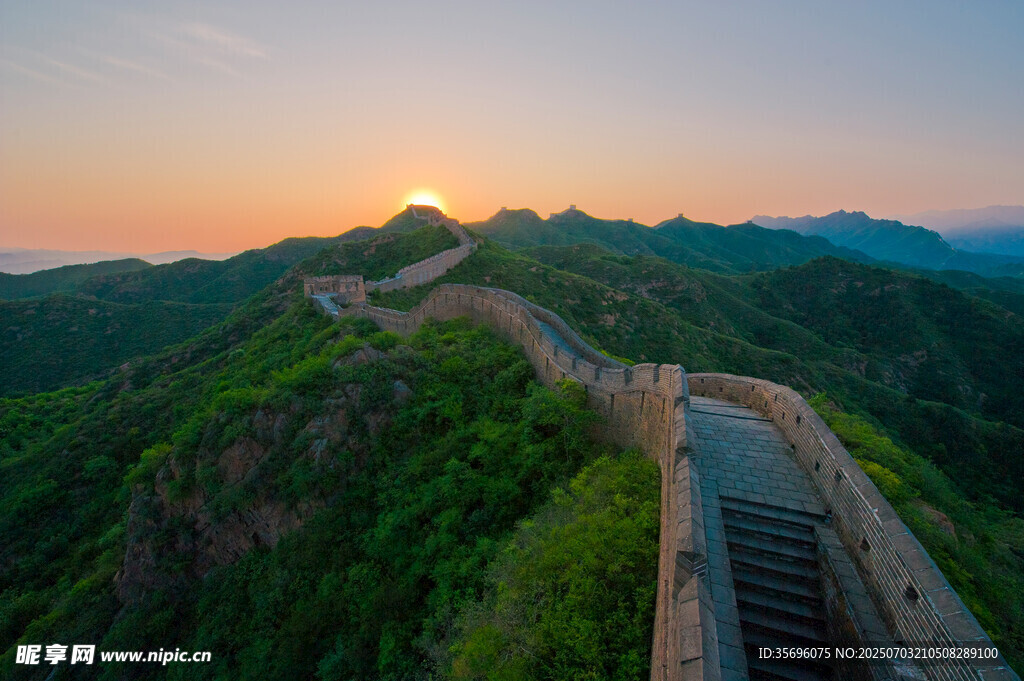 夕阳下的壮美长城景观
