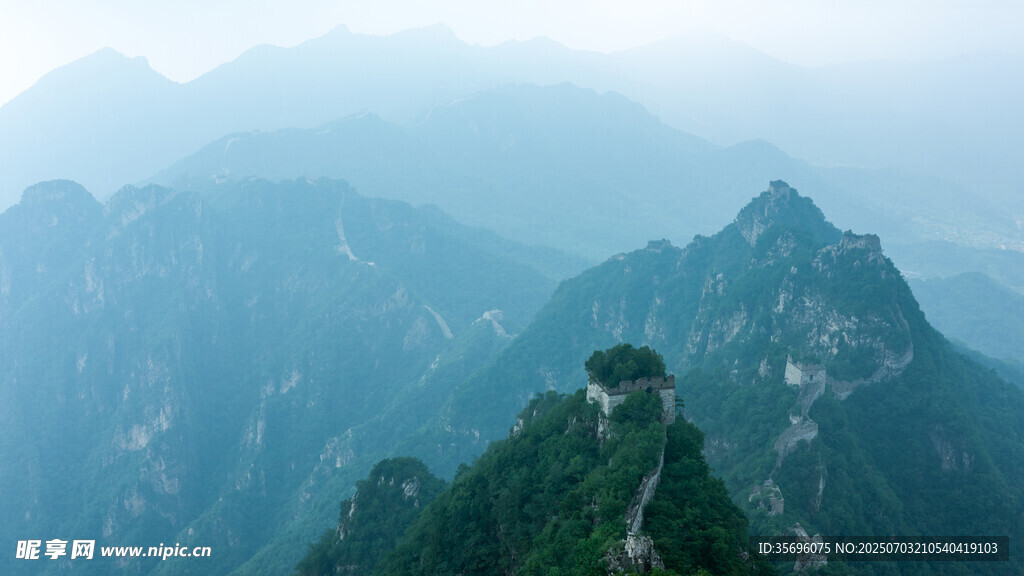 巍峨山峦上的壮丽建筑