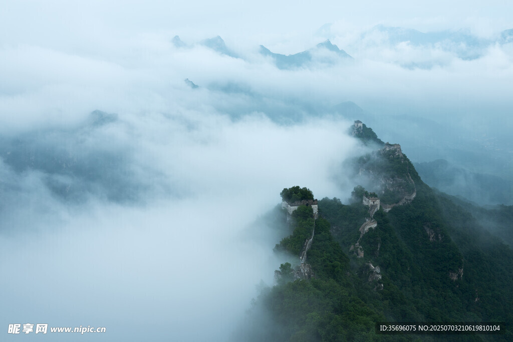 云雾缭绕的壮美山峰