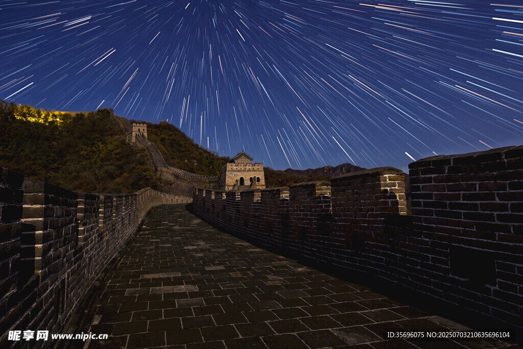 长城夜空下的璀璨星轨