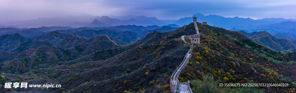 壮丽长城蜿蜒于山峦之间