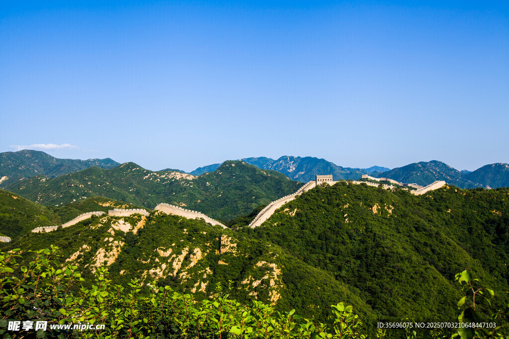 壮丽长城蜿蜒于青山之间
