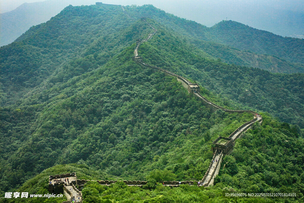 壮丽长城蜿蜒于青山之间