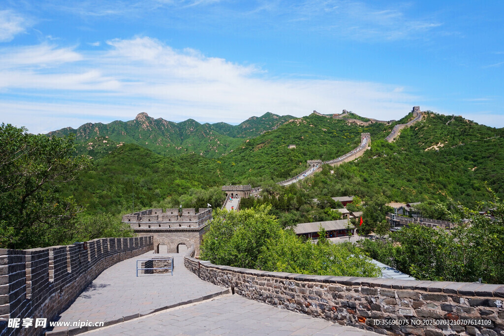 壮丽长城蜿蜒于青山之间