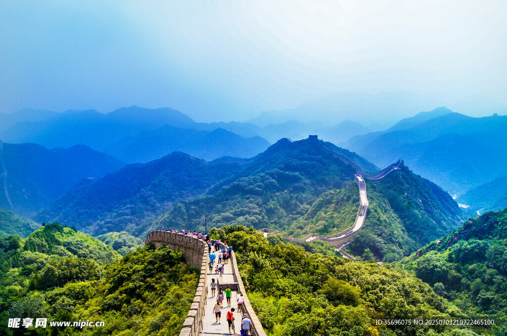 壮丽长城蜿蜒于青山之间