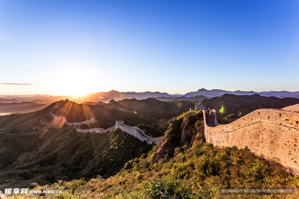 夕阳下的壮美长城景观