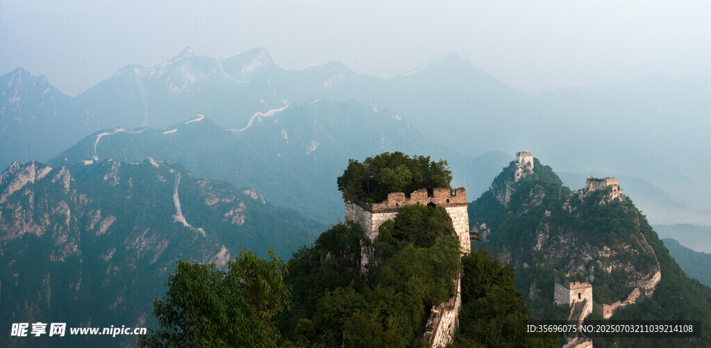 巍峨山峰上的绿意景致