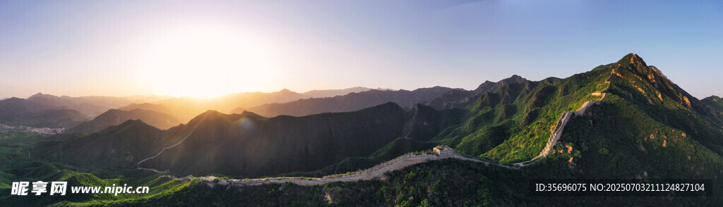 壮丽长城迎日出美景