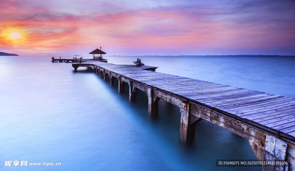 海边长桥日落美景