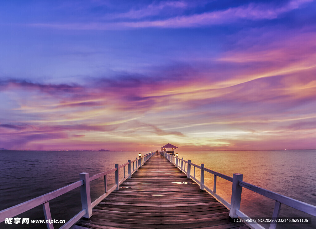 夕阳下的海边栈桥美景