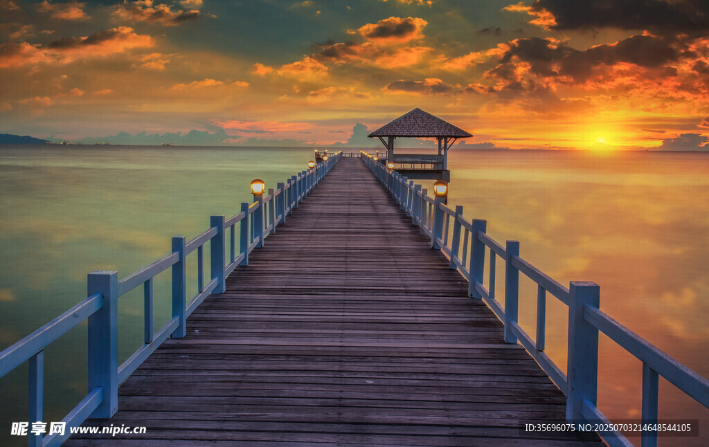 夕阳下的海边栈桥美景