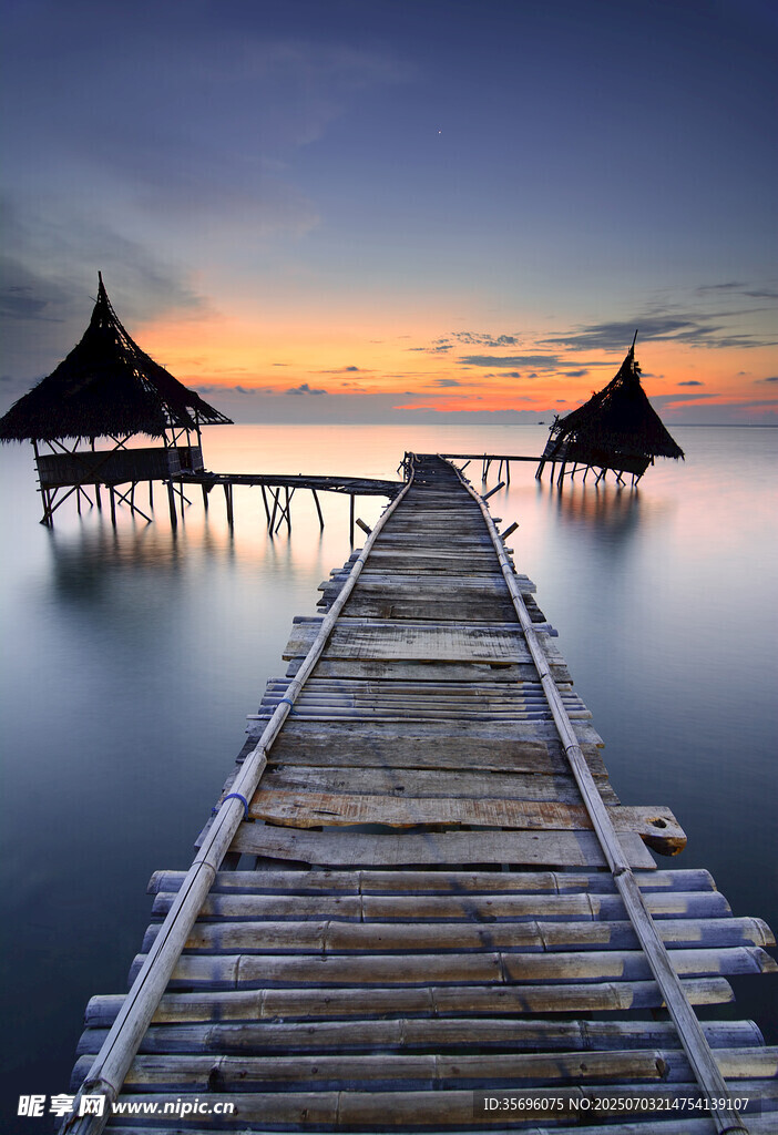 黄昏下的海上木栈道美景