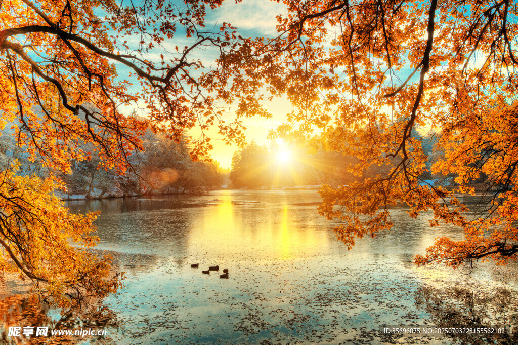 秋日湖畔夕阳美景