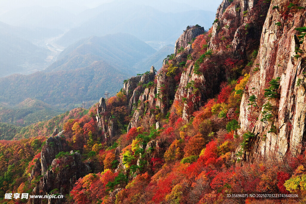 秋日山峦斑斓美景