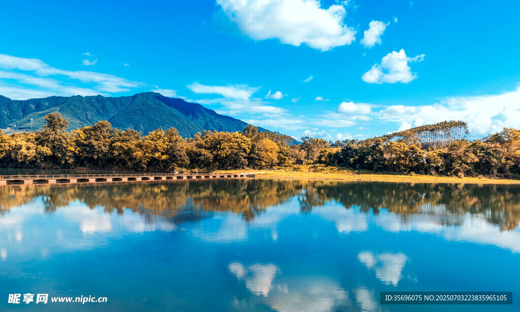宁静湖景与多彩山林倒影