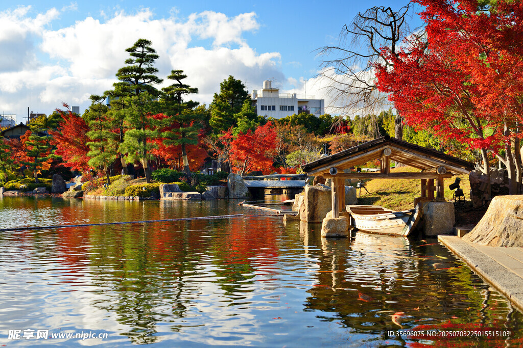 日式园林湖畔秋景