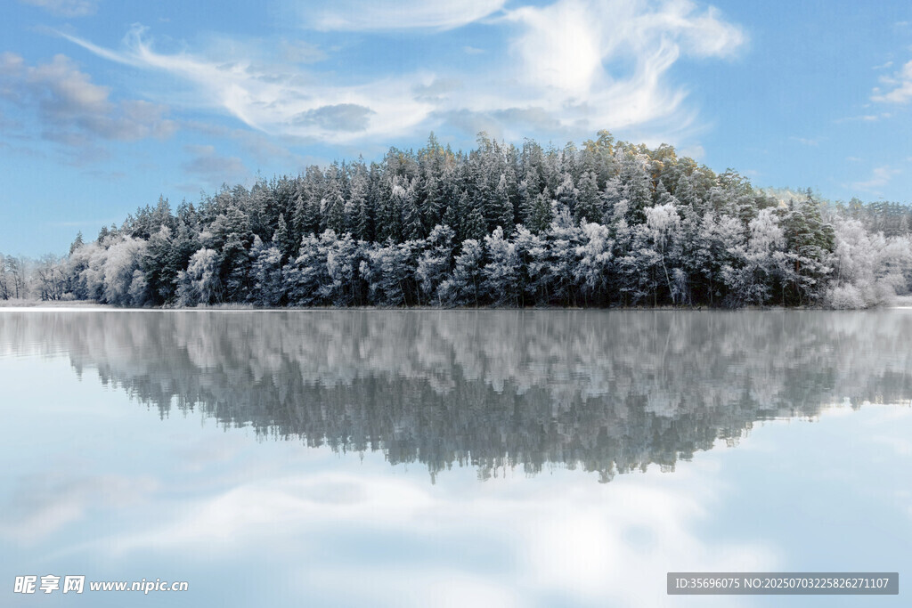 冬日雪覆山林的静谧湖景
