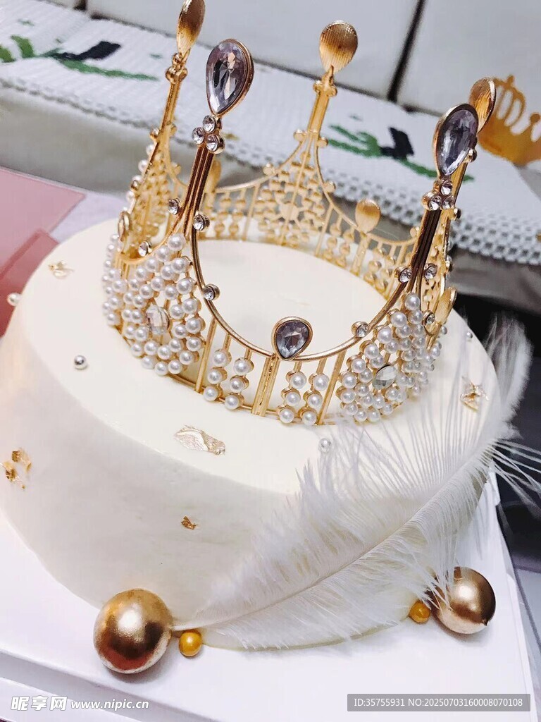 皇冠装饰的精美蛋糕