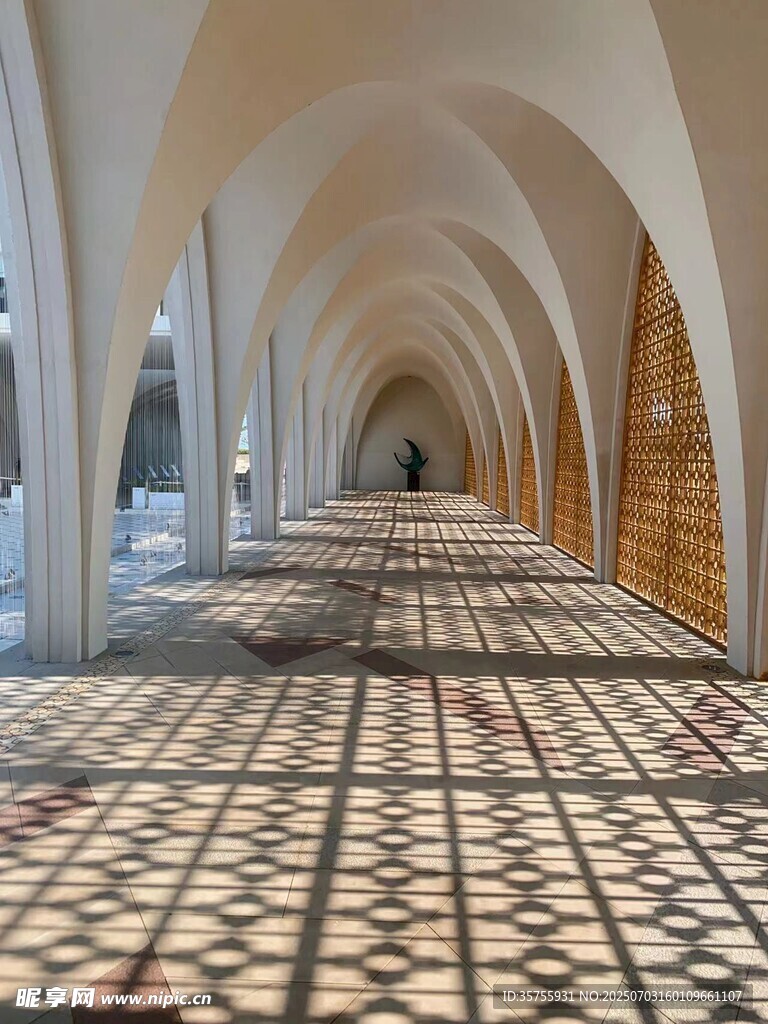 拱形长廊的光影地面景观