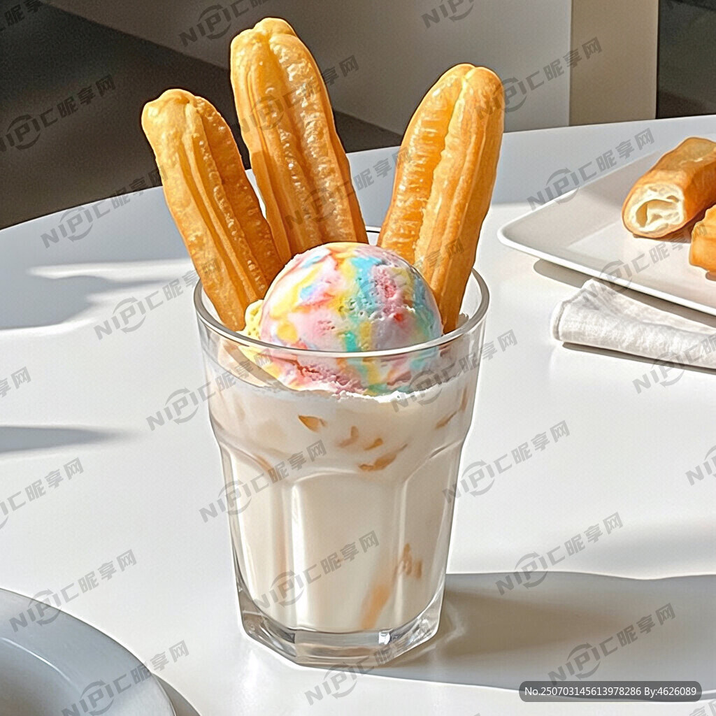 油条和冰淇淋球在一杯豆浆的透明