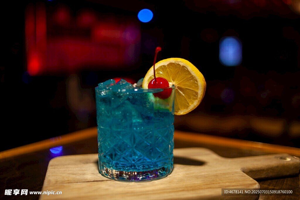 蓝色鸡尾酒配橙片樱桃