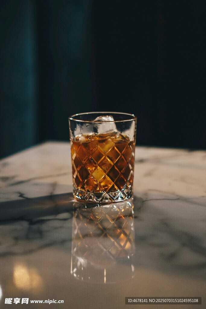 大理石桌上的威士忌酒杯