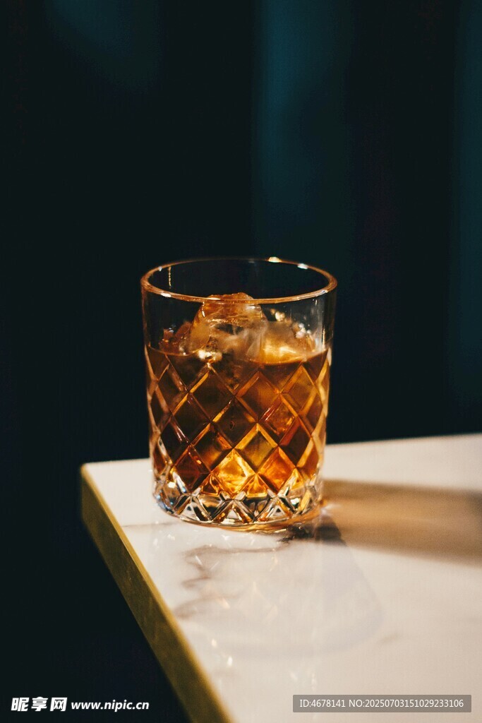 琥珀色威士忌配冰块