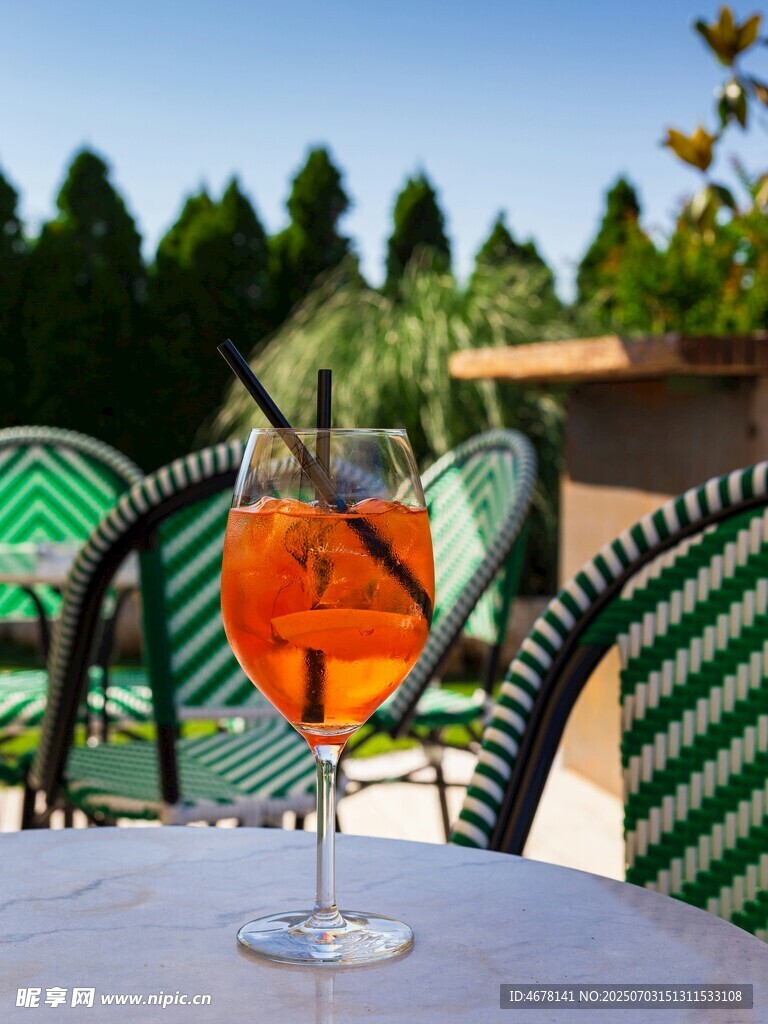 户外露台的橙红色鸡尾酒