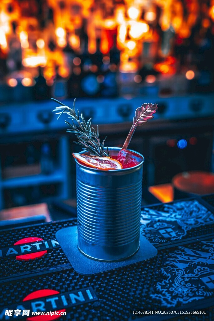 精致鸡尾酒点缀迷迭香