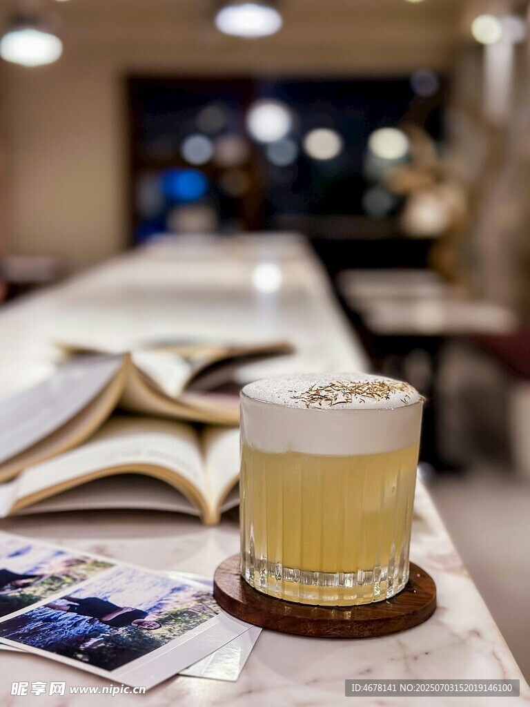 咖啡馆中的惬意阅读时光