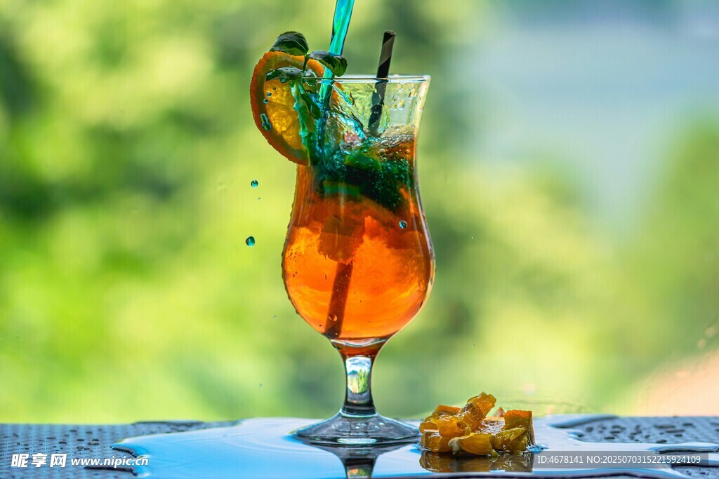 户外美味鸡尾酒配小食