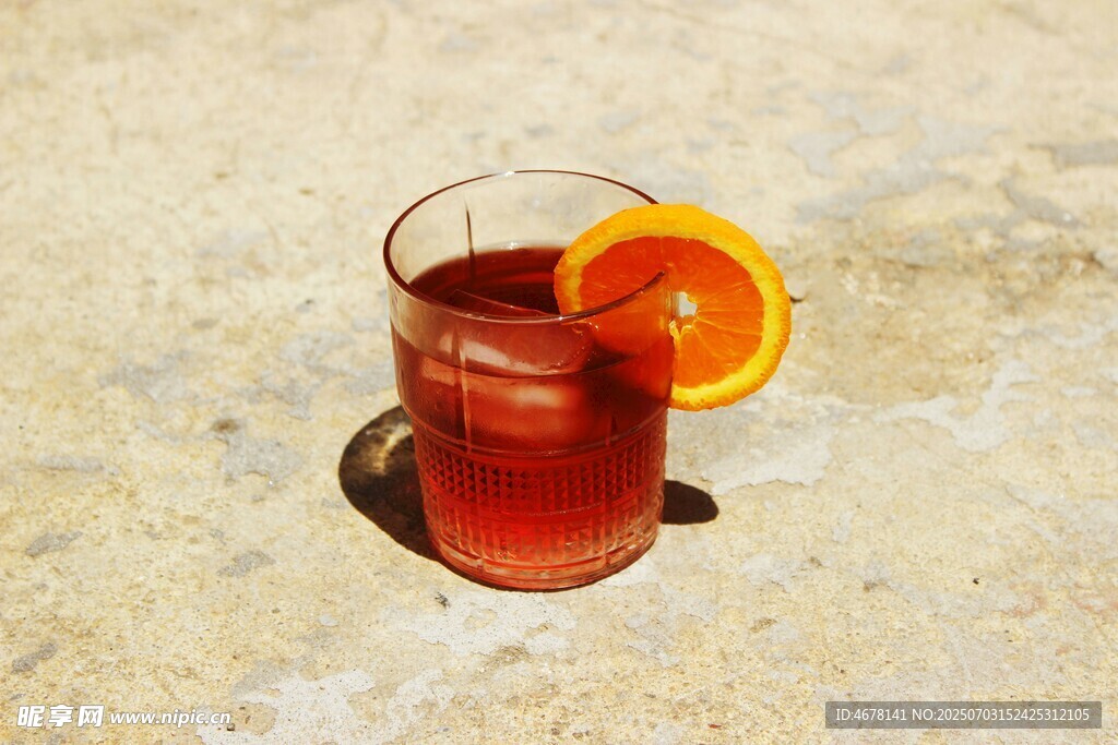 沙滩上的橙片红茶杯