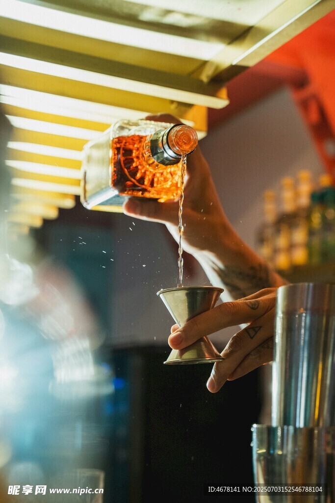 酒吧调酒师专注调制饮品